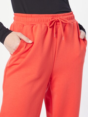 Effilé Pantalon de sport ONLY PLAY en rouge