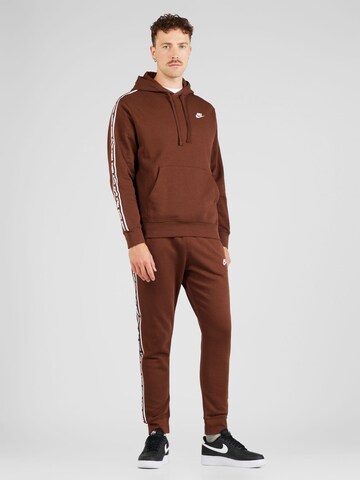 Nike SportswearJogging komplet 'CLUB FLEECE' - smeđa boja: prednji dio