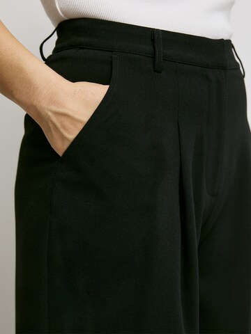 ABOUT YOU x Iconic by Tatiana Kucharova Loose fit Pleat-front trousers 'Mathilda' in Black