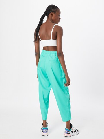 ADIDAS ORIGINALS - Loosefit Pantalón en verde