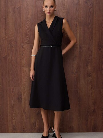 Trendyol Платье в Черный: спереди