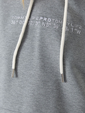 Tuta da jogging di Tommy Life in grigio