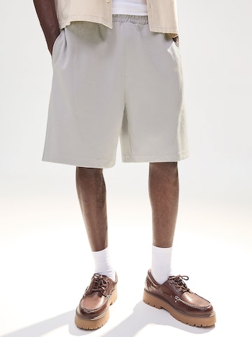 BershkaBaggy Hlače - siva boja: prednji dio