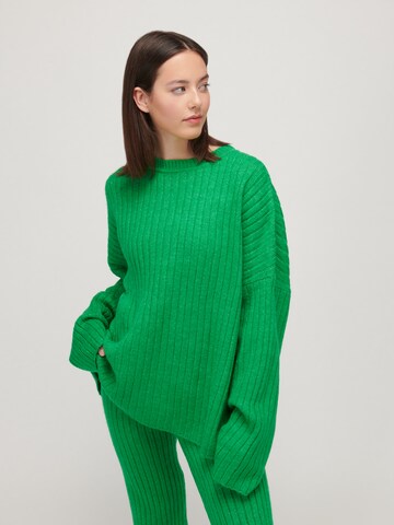 UNFOLLOWED x ABOUT YOU Sweater 'COMFY' in Green: front