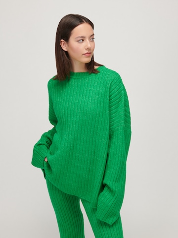 UNFOLLOWED x ABOUT YOU Пуловер 'COMFY' в зелено: отпред