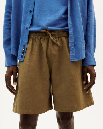 Thinking MU Loosefit Shorts 'Henry' in Grün