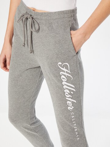 HOLLISTER Tapered Pants in Grey