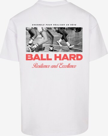 Maglietta 'Ball Hard' di MT Upscale in bianco