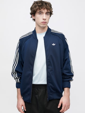 mėlyna ADIDAS ORIGINALS Demisezoninė striukė 'BRITCORE': priekis