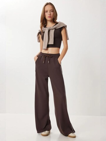 Wide leg Pantaloni di Happiness İstanbul in marrone