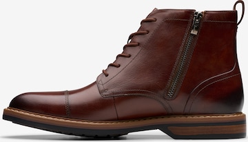 Boots stringati 'Aldwin Cap' di CLARKS in marrone: frontale