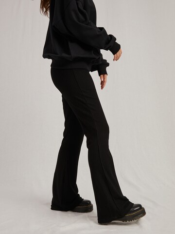 A LOT LESS Flared Pants 'Bryna' in Black: front