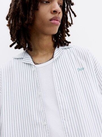 Fit confort Chemise Pull&Bear en blanc