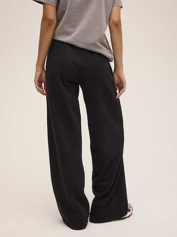 regular Pantaloni 'CALICE regular wide graphic sweat pants' di FILA in nero