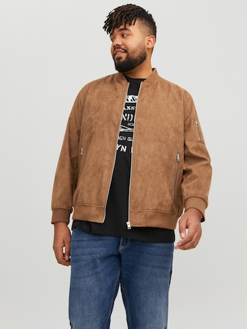 Veste mi-saison 'Rocky' Jack & Jones Plus en marron : devant