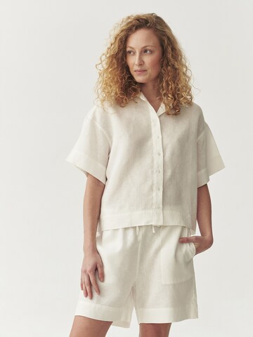 TATUUM Shirt in White: front