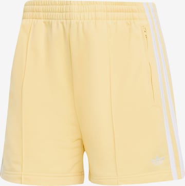 ADIDAS ORIGINALS - Loosefit Pantalón 'Firebird Classic' en amarillo: frente