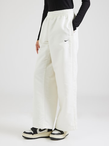 Nike Sportswear Wide Leg Housut 'Windrunner' värissä valkoinen: etupuoli