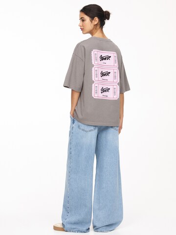 Pull&Bear T-shirt 'TICKETS' i grå
