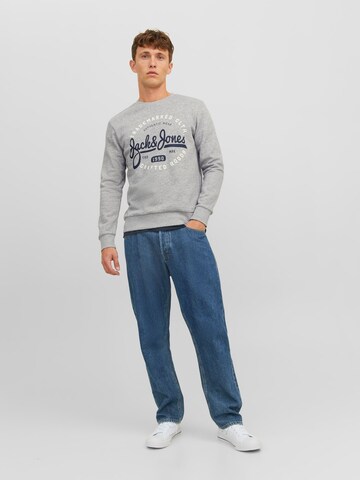 JACK & JONES Sweatshirt in Grau