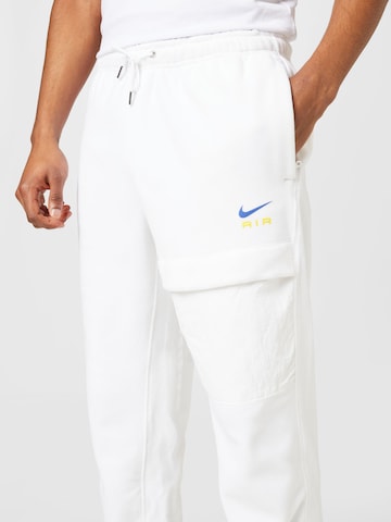 Nike Sportswear Tapered Broek in Wit