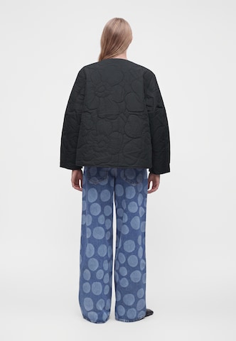 Marimekko Välikausitakki 'KAPSELI PIIRTO UNIKKO' värissä musta