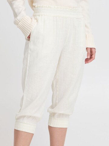 Effilé Pantalon chino ' BYFalakka ' b.young en blanc