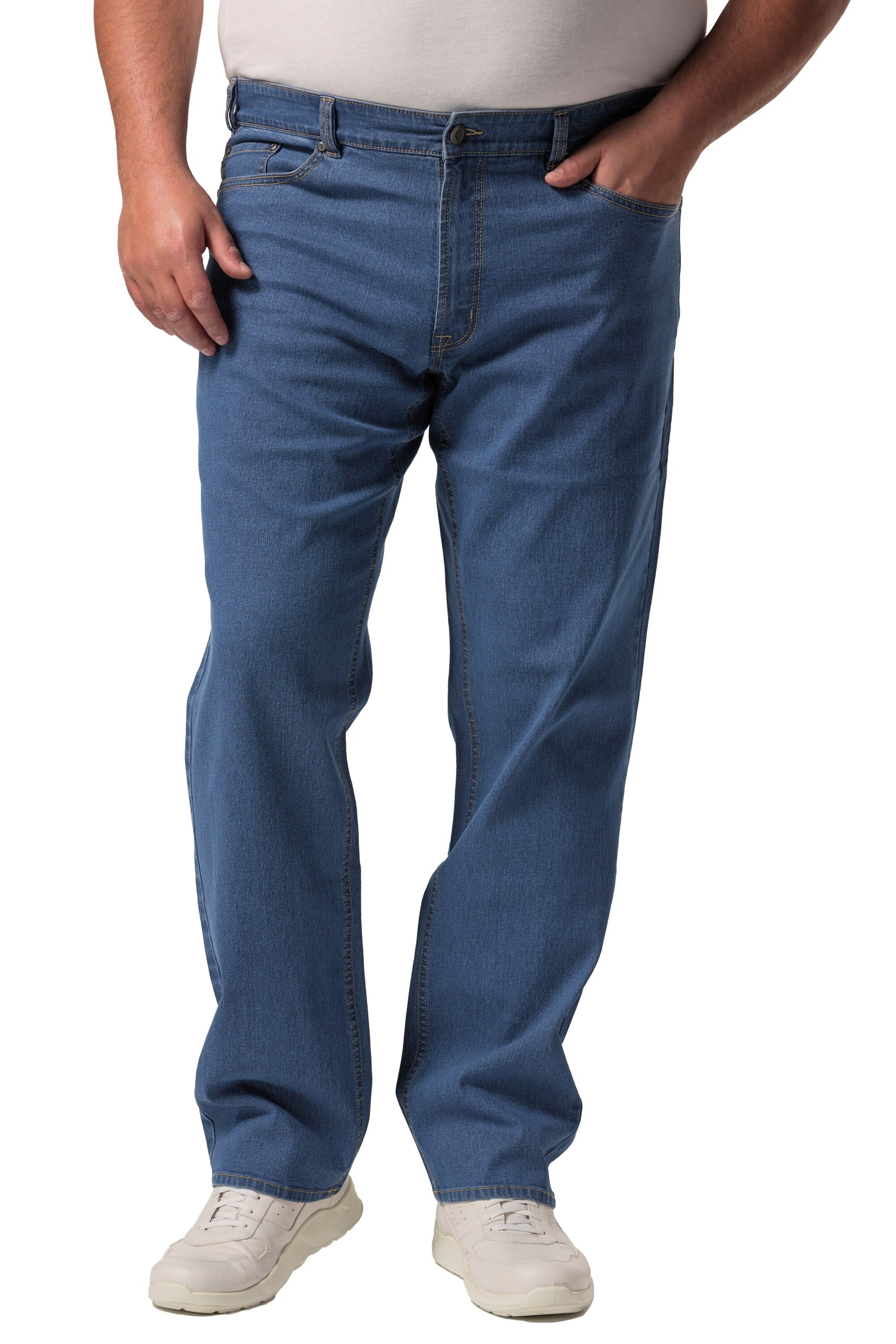 Men Plus Regular Jeans in Blue: front