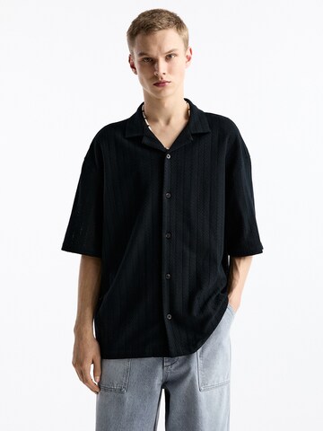 Pull&Bear Comfort Fit Skjorte i sort: forside