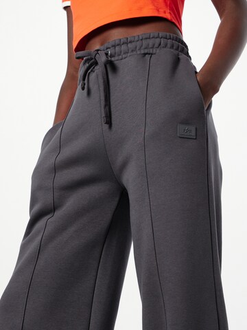 ALPHA INDUSTRIES Wide leg Pants in Grey