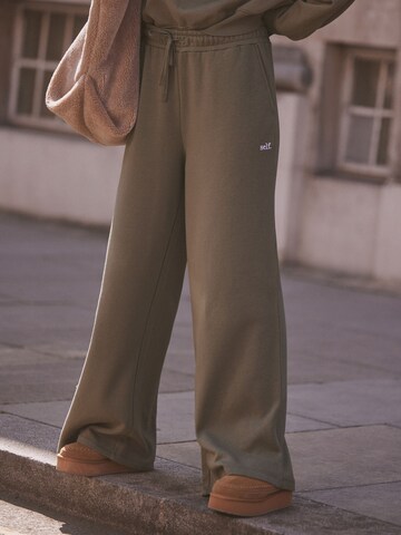 self. Wide Leg Hose in Grün