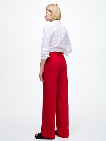 Wide leg Pantaloni cu dungă de la Pull&Bear pe roșu