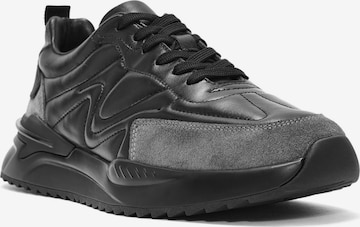 Sneaker bassa di Derimod in nero: frontale