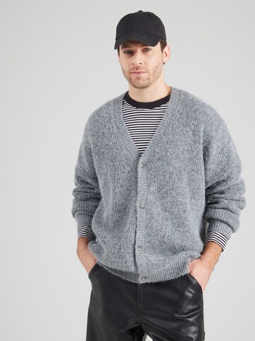 TOPMAN Neuletakki värissä harmaa: etupuoli
