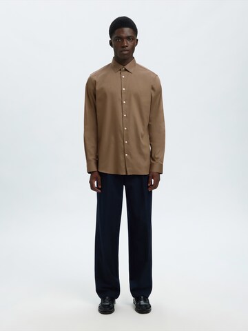 SELECTED Slim Fit Hemd in Braun