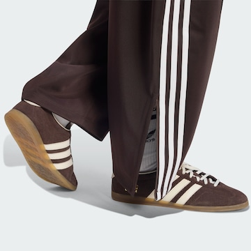 ADIDAS ORIGINALS - Barrel Pantalón 'Firebird' en marrón