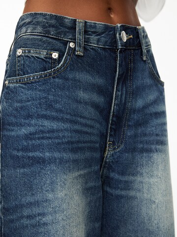 Pull&Bear Loosefit Džíny – modrá