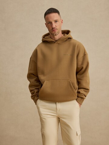 DAN FOX APPAREL Μπλούζα φούτερ 'Sebastian' σε καφέ: μπροστά