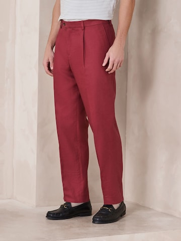 Loosefit Pantaloni con piega frontale di Next in rosso: frontale