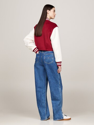 Tommy Jeans Φθινοπωρινό και ανοιξιάτικο μπουφάν σε κόκκινο