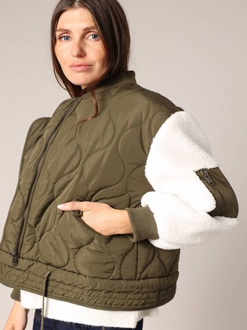 Veste mi-saison 'JAYLINA' Deeluxe en vert