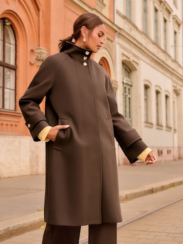 Manteau mi-saison love & roses en marron : devant
