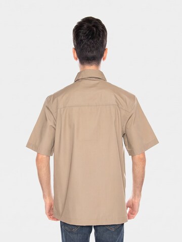 Comfort fit Camicia 'S/S Postal Zip Shirt Iroko / Black' di Carhartt WIP in nero
