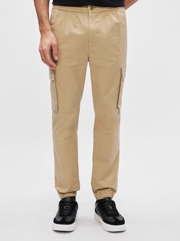 Calvin Klein Jeans Tapered Παντελόνι cargo σε καφέ: μπροστά