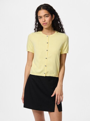 Cardigan 'PCOrina' PIECES en jaune : devant