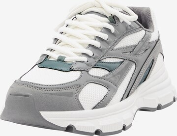 Sneaker bassa di Pull&Bear in grigio: frontale