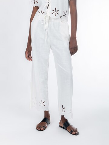 Influencer Loosefit Hose in Weiß: Vorderseite