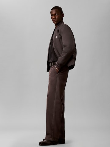 Regular Pantalon chino Calvin Klein Jeans en marron