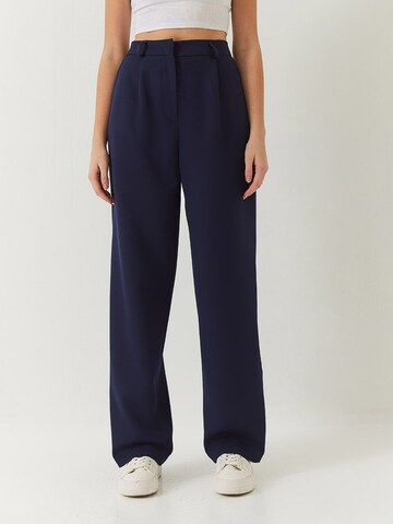 Bianco Lucci Loose fit Pleat-front trousers in Blue: front