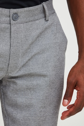 BLEND Regular Chinoshorts in Grau